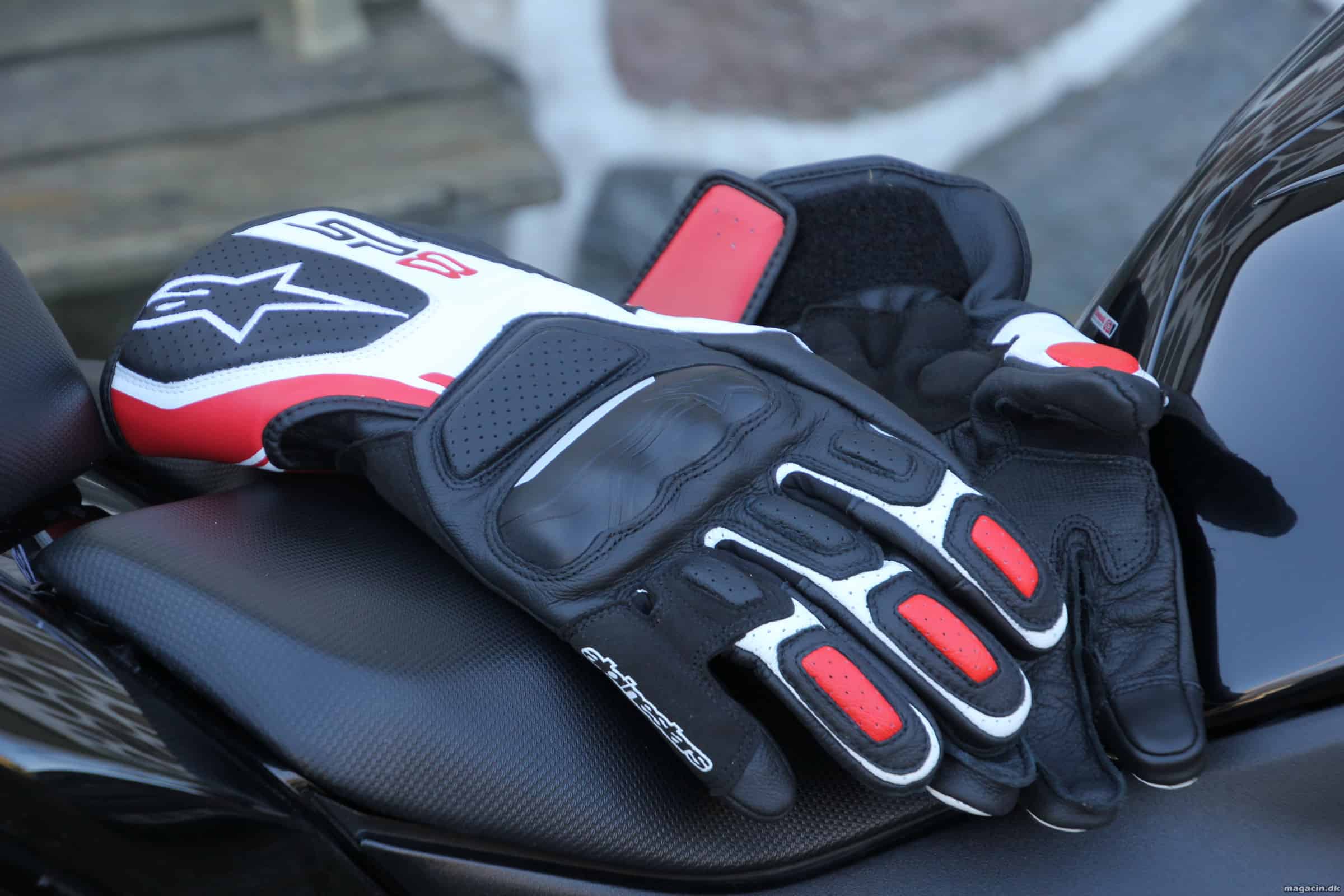 Test af MC handsker: Alpinestars SP-8 V2 - En og handske